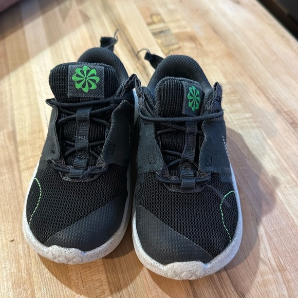Toddler Nikes - Picture 1 of 4